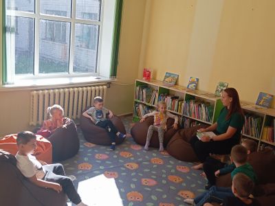 PII audzēkņi apmeklē bibliotēku.
