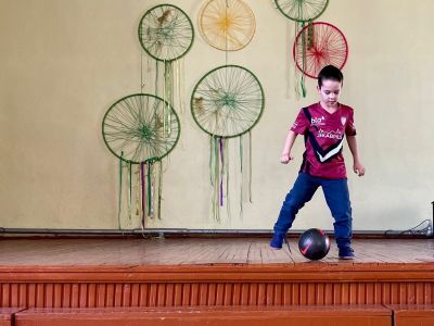 Talantu konkursā Markuss 1.a demonstrēja futbola spēles elementus