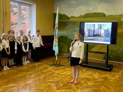 Apsveikuma vārdus saka A.Saulīte 4.a klase