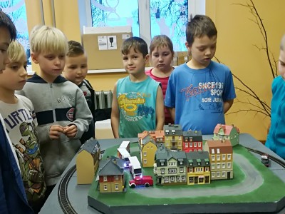 Skolēni iepazīst daudzveidīgo profesiju pasauli.