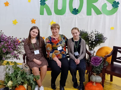 No kreisās 6.klases skolniece P.Rudzīte, mazpulka vadītaja I.Leikuča, 6.klases skolniece S.Prokofjeva