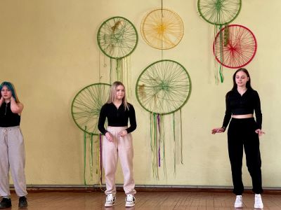 Talantu konkursā Anželika, Jana, Sabīne 9.a uzstājās ar deju