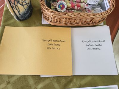 Skolēni saņem Zelta un Sudraba liecības par labiem sasniegumiem mācībās