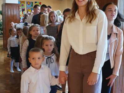 Devītklasnieki ieved zālē pirmklasniekus