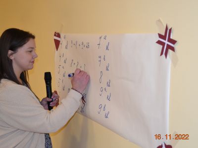 Skolotāja Ieva Lapsa čakli saskaitīja katras klases iegūtos punktus