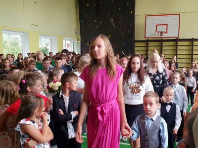 9.klase ieved skolas zālē pirmklasniekus