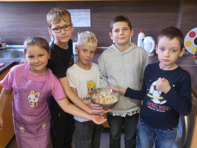 3.klases skolēni gatavo veselīgus salātus