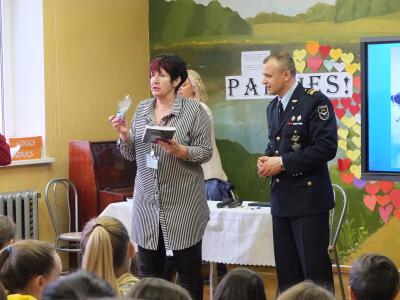Krustpils pamatskolā viesojas  LR NBS pārstāvis Gaitis Polis.