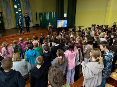 Skolēni apmeklē koncertprogrammu 
