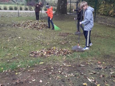 7.b klase palīdzēja uzkopt skolas apkārtni
