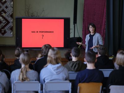 Skolas somas nodarbība Fotogrāfija un performance