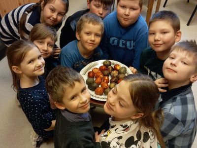 2.b klase ar pašu krāsotām Lieldienu oliņām