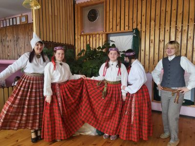 4.aprīlī anekdošu teicēji Marta, Linda, Elīze un Andris piedalījās bērnu un jauniešu folkloras kopu reģionālajā pasākumā Rubenē 