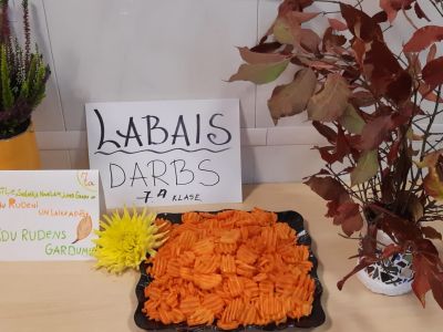 7.a klase cienāja skolotājus ar veselīgu kārumu- burkāniem