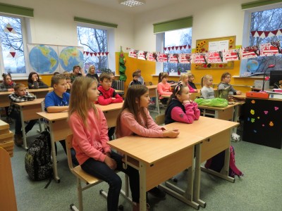 3. un 4. klases skolēni iepazīst bitenieka amatu.