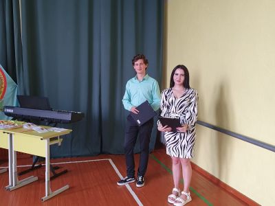 Pasākuma vadītāji Dmitrijs un Annija 9.klase
