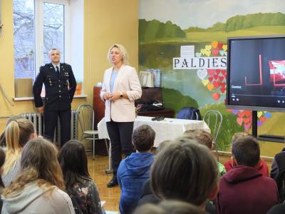 Krustpils pamatskolā viesojas  LR NBS pārstāvis Gaitis Polis.
