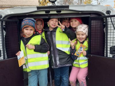 1.klases skolēni saņem atstarojoša materiāla vestes.