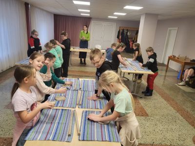 2.a klase apmeklē nodarbību-  Māla stāsti: no idejas līdz mākslas darbam