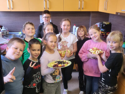 3.klases skolēni gatavo veselīgus salātus
