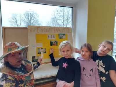 Skolēni tiekas ar bitenieku Daini Ugaini