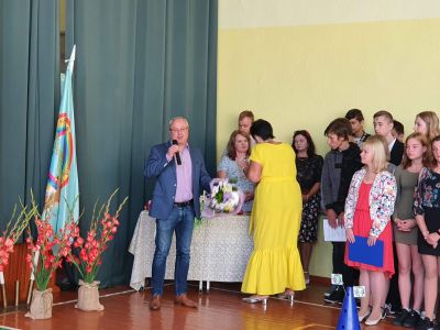 Skolas kolektīvu uzrunā Andris Naidovskis