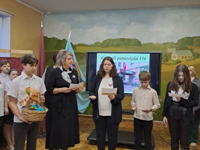 7.a klase sveic skolas kolektīvu svētkos