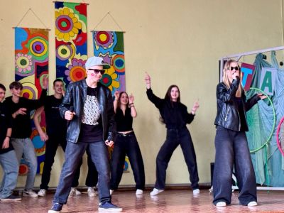 9.a klase uzstājās ar dziesmu Esi man klāt
