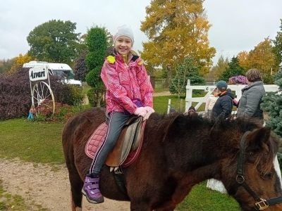 Pirmās klases apmeklē mini zoo Karlīnas 15.10.2024
