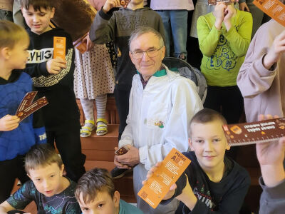 Skolēni iepazīst interesanto bišu dzīvi