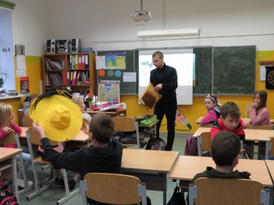 3. un 4. klases skolēni iepazīst bitenieka amatu.