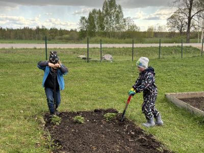 Pirmsskolas audzēkņu vecāki labiekārto PII apkārtni