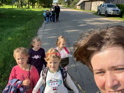 1.b klase iepazina skolas tuvāko apkārtni Variešos