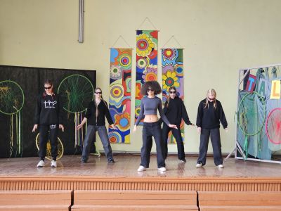 7.klases dejotājas