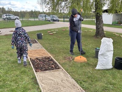 Pirmsskolas audzēkņu vecāki labiekārto PII apkārtni