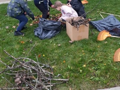 2.b klase devās uzkopt skolas apkārtni