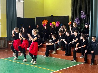 9. klases Pēdējā zvana stāsts izstāstīts caur ziediem.