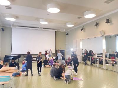 Skolēni iepazīstas ar JAK Komunikācijas dizaina programmu