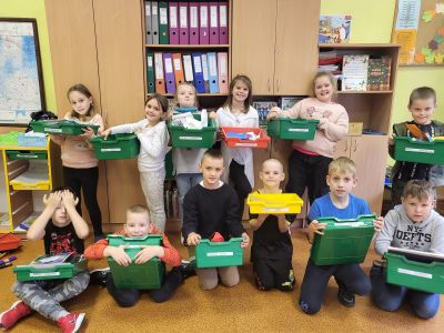 2.a klase kārtoja savu klasi un palīdzēja uzkopt skolas apkārtni
