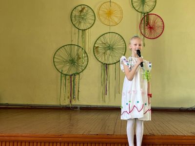 Talantu konkursā Sofija no 2.a demonstrēja savu dziedātprasmi.