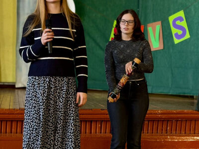 9.a klases skolniece Santa Sala, Simona Hartiga- Grigorjeva