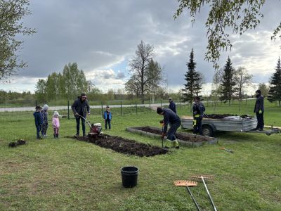 Pirmsskolas audzēkņu vecāki labiekārto PII apkārtni