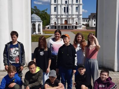6.a klase apmeklēja Kristus Karaļkalnu un pielika savu roku, lai tas top skaistāks