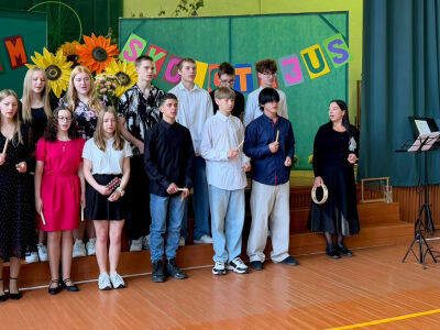 9.klase sveica skolotājus ar dziesmu Bēdu manu lielu bēdu