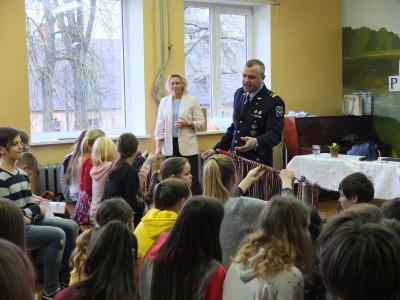 Krustpils pamatskolā viesojas  LR NBS pārstāvis Gaitis Polis.