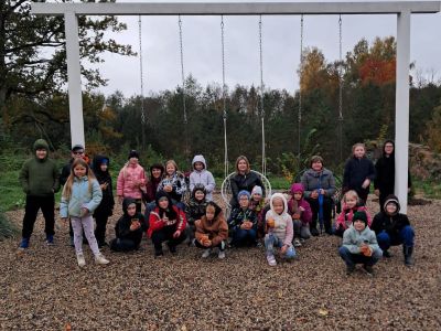 Pirmās klases apmeklē mini zoo Karlīnas 15.10.2024