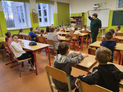 “No stāsta līdz grāmatai” tikšanās ar stāstnieci Inesi Valteri