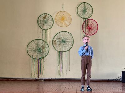 Talantu konkursā Renārs no 1.a skandēja dzejoli un lasīja prozu
