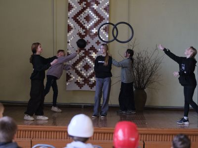 Skolas somas nodarbība Fotogrāfija un performance