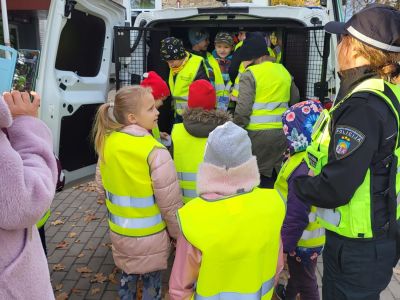 1.klases skolēni saņem atstarojoša materiāla vestes.